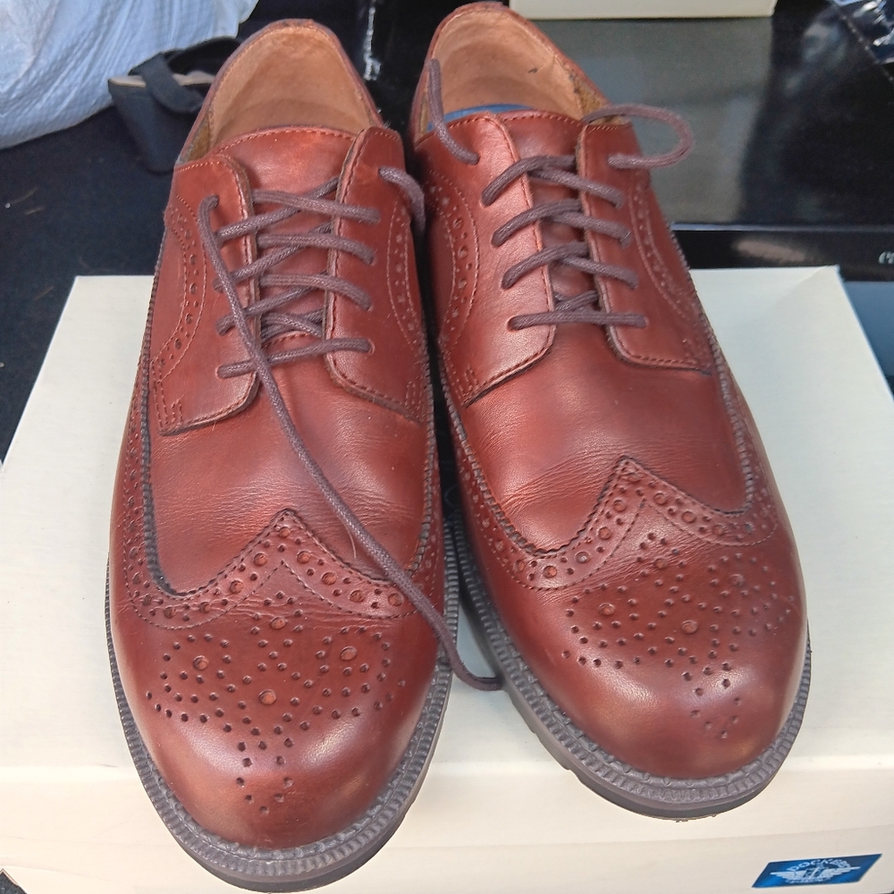 Dockers wing tip shoes